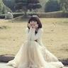 美女COS《巫师3》叶奈法惊艳绝伦 白嫩香肩紫眸勾人